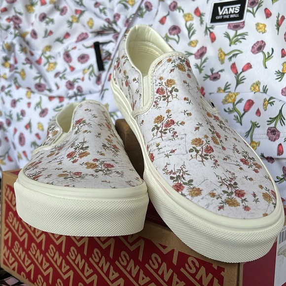 Vans WMNS Classic Slip-On (Vintage) Floral/Marshmal
VN0A38F7VMR
Sneakers - Picture 7 of 16